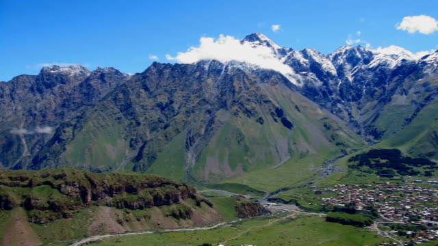 Aldea-en-las-montañas-de-Kazbegi,-Stepancminda,-vista-de-Ge