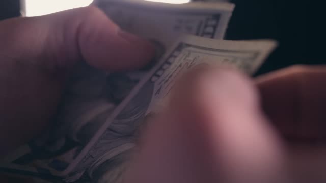 Primer-Video-de-manos-caucásicas-y-contando-dinero.-Cuenta-de-efectivo-dólares-americanos.