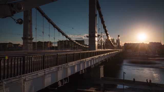 Sonnenuntergang-Sonne-Licht-Moskau-berühmten-Krymsky-Brücke-am-Fluss-Panorama-4-k-Zeit-hinfällig,-Russland