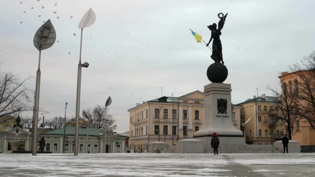 Constitution-square-in-Kharkiv,-flag-on-monument,-timelapse