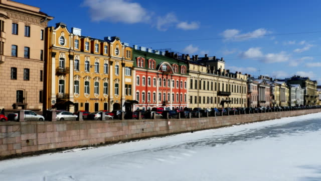 coloridas-casas-en-terraplén-de-San-Petersburgo