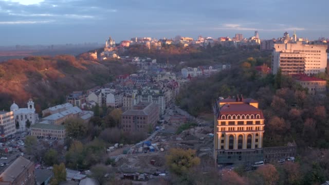 Aérea-de-disparos-la-noche-de-la-ciudad-Kiev-y-St-Andrew's-iglesia,-Europa,-Ucrania