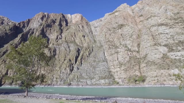 Altai-Fluss-Katun-in-der-Nähe-des-Dorfes-Inegen