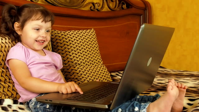 Gefühle-eines-Kindes-mit-einem-laptop