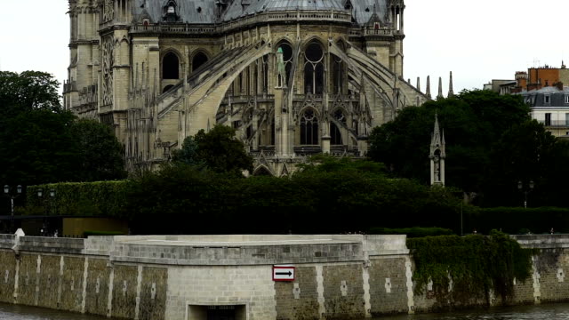 East-side-of-Notre-Dame-cathedral,-gothic-style-architecture,-panorama-view