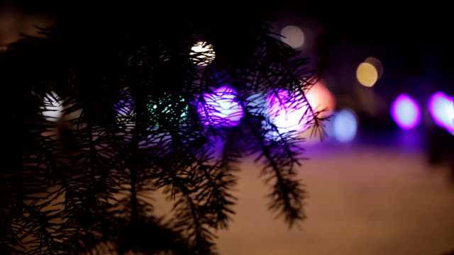 Weihnachten,-Silvester-Zeit-in-den-Stadtstraßen,-dekoriert-und-beleuchtet.