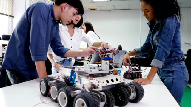 Ingeniero-de-adolescente-desarrollan-robot-en-el-laboratorio.-Personas-con-el-concepto-de-tecnología-o-innovación.-Resolución-de-4K.