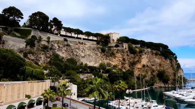Atemberaubendes-Panorama-von-Port-de-Fontvieille-mit-weißen-von-Luxusyachten-in-Monte-Carlo