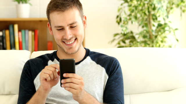 Hombre-utiliza-un-teléfono-inteligente-en-el-hogar