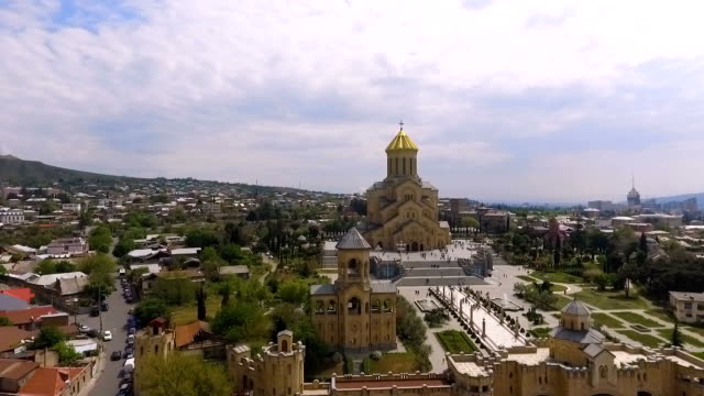 Huge-territory-of-Holy-Trinity-Cathedral-in-Tbilisi,-famous-Christian-shrine