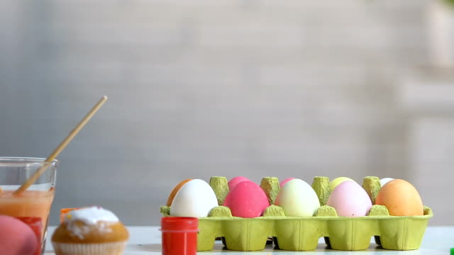 Kleines-Mädchen-erscheinen-unter-Tisch-wie-Kaninchen-gerne-bunt-gefärbte-Eier