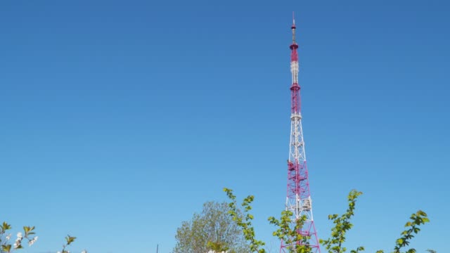 Torre-de-la-TV-sobre-fondo-de-cielo-azul