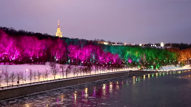 Decoración-de-la-Navidad-(fiestas-de-año-nuevo)-en-Moscú-(de-noche),-Rusia--Vorobyovskaya-terraplén-del-río-Moskva-y-colinas-del-gorrión-(Vorobyovy-Gory)