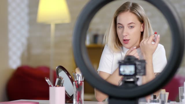 Maquillaje-video-blogger-presentando-Lipsticks