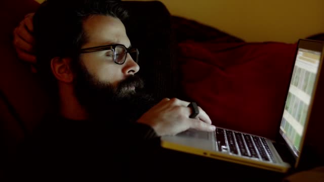 Hombre-con-gafas-usando-Tablet-PC