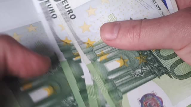 Mann-zählt-100-Euro-Banknoten