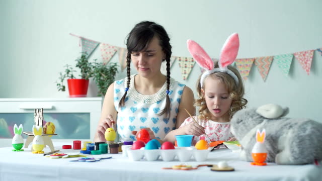 Frau-und-kleine-Mädchen-bereiten-sich-auf-Ostern