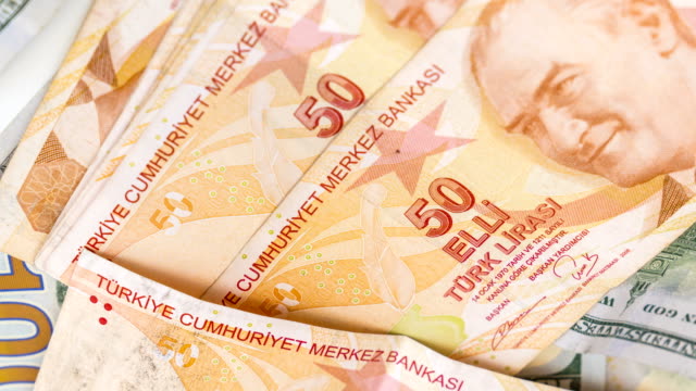 Fondo-de-dinero-con-liras-turcas,-cientos-de-dólares-y-50-de-fondo-Turco-liras.-dineros-aleatorios,-crisis-económica-y-financiera