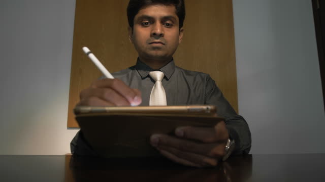 Indischer-Geschäftsmann-unterzeichnet-Vertrag-elektronisch