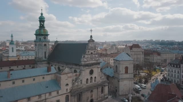 Ciudad-aérea-de-Lviv,-Ucrania.-Ciudad-Europea.-Zonas-populares-de-la-ciudad.-Iglesia