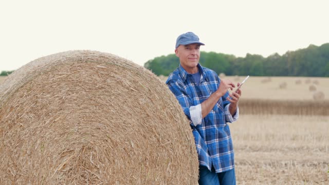 Moderne-Landwirtschaft.-Die-Liebe-zur-Landwirtschaft.-Landwirt-mit-digitalem-Tablet-bei-der-Prüfung-von-Bauernhof