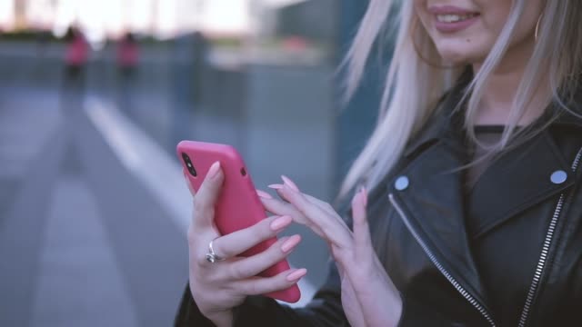 Frau-durchsucht-Smartphone-Hände-soziale-Vernetzung