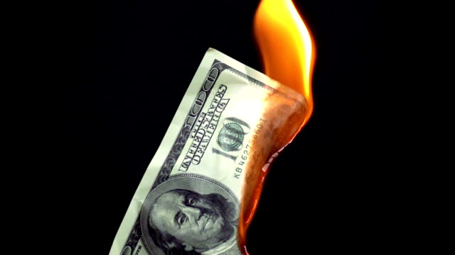 Brennende-Dollar-Scheine-in-Zeitlupe