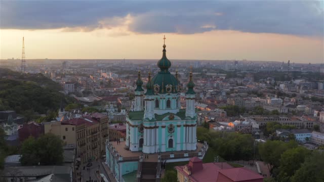 Vista-aérea-de-la-iglesia-de-San-Andrés,-centro-histórico,-Distrito-de-Podolsky,-Kiev,-Ucrania