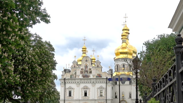 Blühende-Kastanien-in-der-Nähe-der-Mariä-Himmelfahrt-Kathedrale-von-Kiew-Pechersk-Lavra