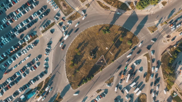 El-vídeo-de-hiperlapso-de-vista-superior-de-4k-aéreo-de-tráfico-en-un-círculo