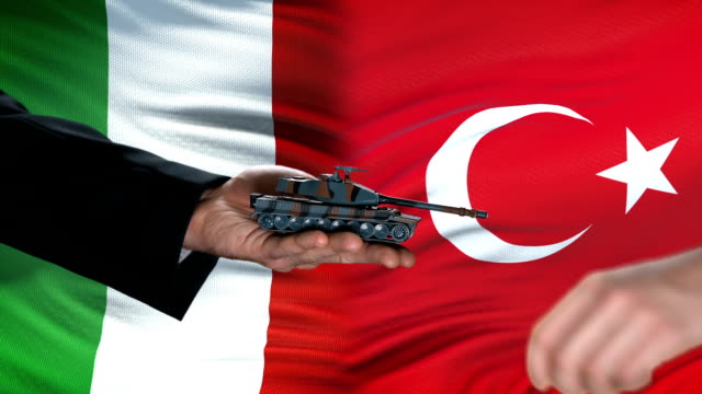 Italien-und-Türkei-Beamte-austauschen-Tankgeld,-Militärakt,-Flagge-Hintergrund