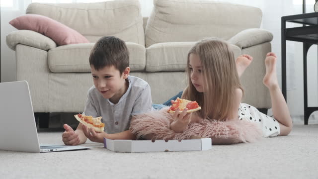 Geschwister-sehen-Film-zu-Hause