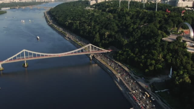Kiew-City-Bridge-Aerial-Mit-Stadtverkehr-bei-Sonnenuntergang.-Verkehrszeitraffer