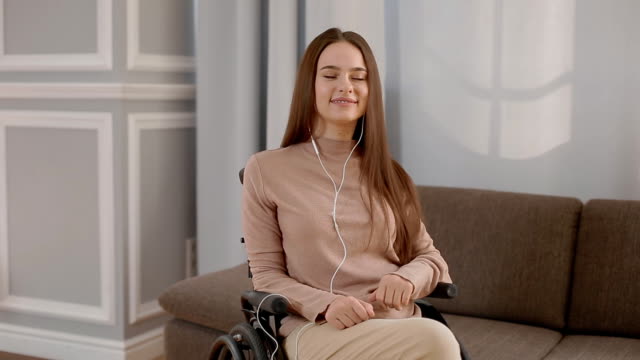 Junge-behinderte-Frau-hört-Musik-zu-Hause