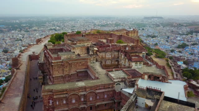 Antenne-von-Mehrangarh-Fort-in-Jodhpur,-Rajasthan,-Indien