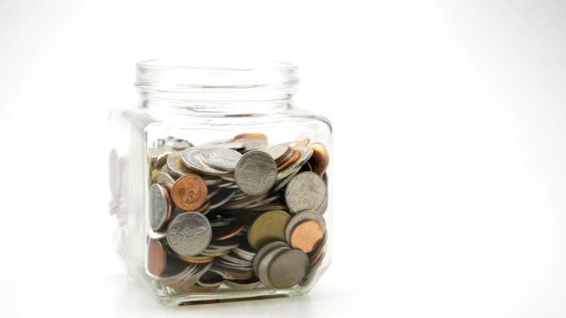 ahorrar-dinero-para-el-concepto-de-inversión-monedas-tailandesas-en-un-frasco-de-vidrio