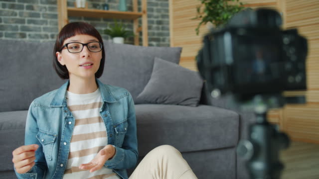 Fröhliche-Frau-Aufnahme-von-Video-zu-Hause-mit-Kamera-erstellen-Inhalte-für-vlog