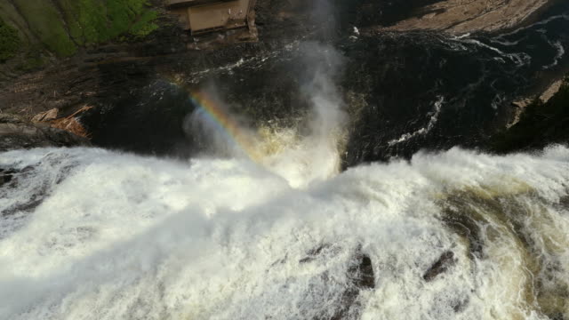 Wasserfallkante-mit-Regenbogen