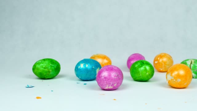 Zerbrochen-gefärbte-und-farbige-Eier-nach-traditionellen-Osterspiel-Klopfen-Wettbewerb-während-christlichen-Feiertag-Pascha-oder-Auferstehung-Sonntag,-geknackte-Schale