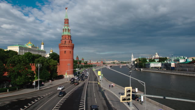 MOSCOW:-El-Kremlin-y-el-tráfico-de-automóviles-en-el-terraplén-del-Kremlin,-Rusia