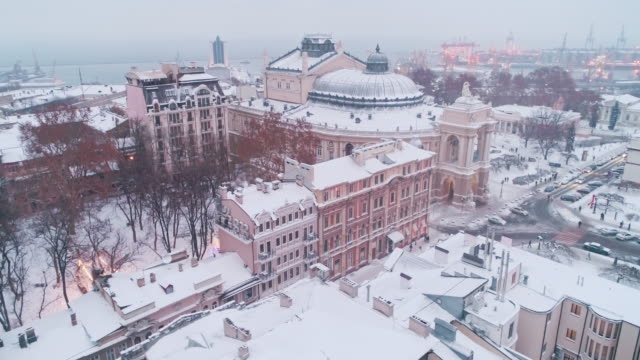 Luftaufnahme-des-Stadtzentrums-von-Odessa-mit-Seehafenlichtern-im-Winter