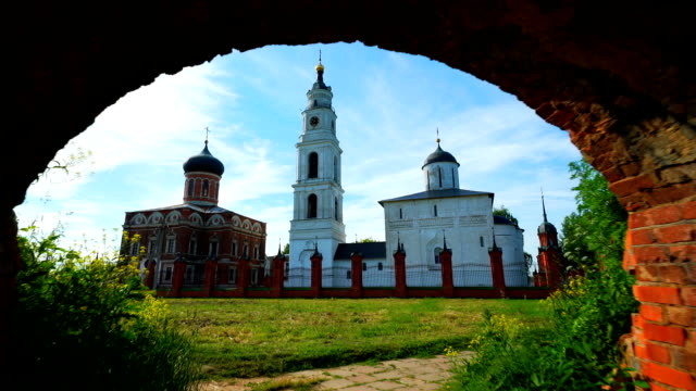 Schöne-alte-christlich-orthodoxe-russische-Kirche-in-Wolokolamsk