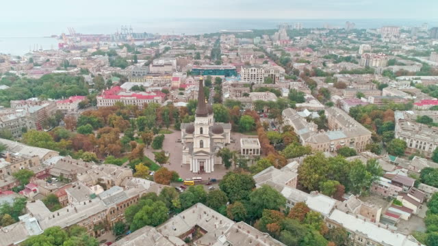 Filmische-Luftaufnahme-der-Verklärung-Kathedrale-und-Odessa-Stadtzentrum-an-bewölkten-Tag.