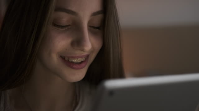 Glücklich-teen-Mädchen-mit-digitalen-Tablet