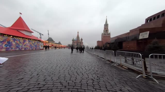Timelapse-camina-por-la-plaza-roja-de-Moscú-decorada-con-decoraciones-de-Navidad-y-Año-Nuevo
