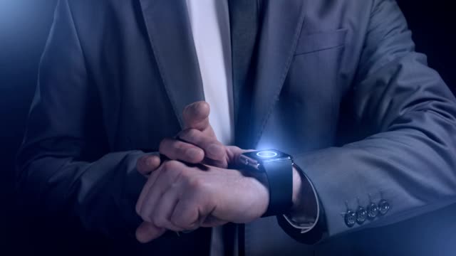 Ein-Mann-im-Anzug-arbeitet-mit-der-Smartwatch-der-Zukunft