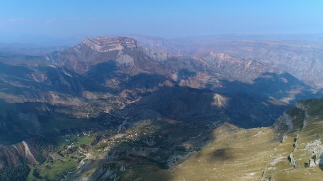 Eine-steile-Klippe-und-ein-wunderschönes-Bergtal.-Berg-Mayak.-Republik-Dagestan.-Russland