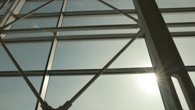 Erstaunliche-architektonische-Industriekonstruktion-aus-metallischen-Balken-und-Glas.