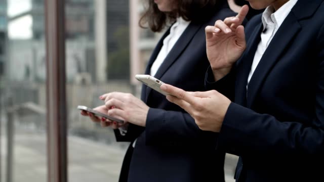 Abgeschnittene-Aufnahme-von-Geschäftsfrauen-mit-Smartphones