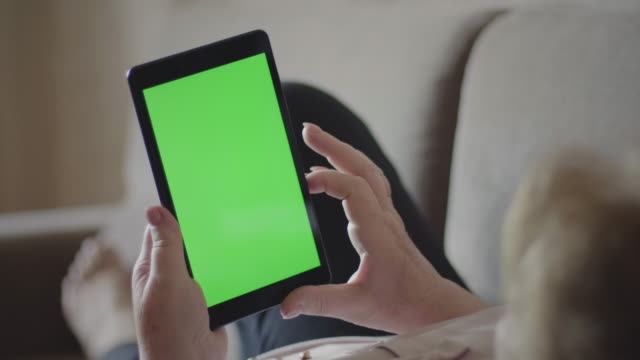 Dedo-femenino-tocando-una-tableta-digital